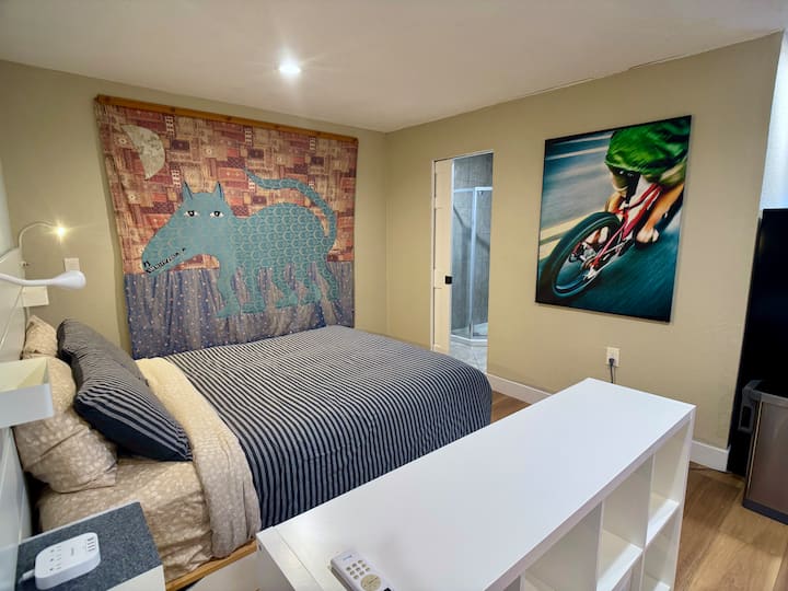 חדר השינה מחולק מעט משאר הסטודיו, ויש לו הרבה מה להציע. חדר הרחצה נמצא בסמוך  ויש שפע של מקומות אחסון לשימוש. יש 4 מגירות מתחת למיטה, מדפים לידו ועוד על ראש המיטה. 