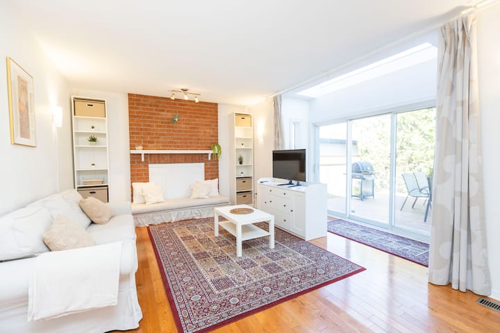 Spacious Quiet Home Near Airport W/ Free Parking - Ottawa