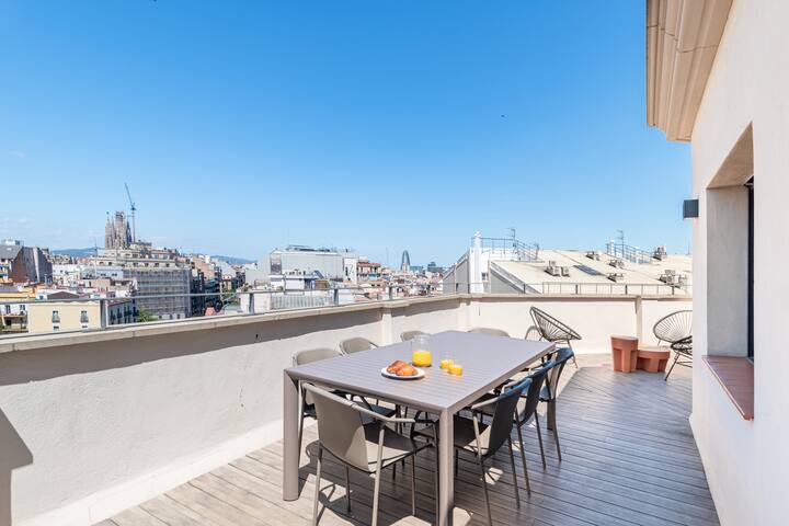 Spacious penthouse with terrace near to l’Eixample gallery image 2