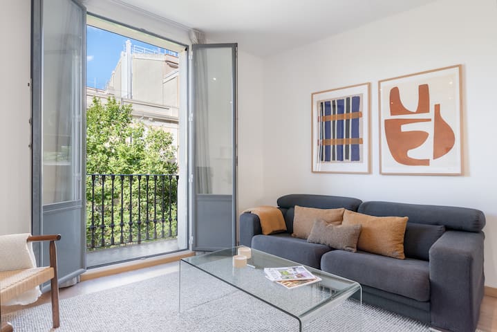 Bright apartment with balcony near to Eixample