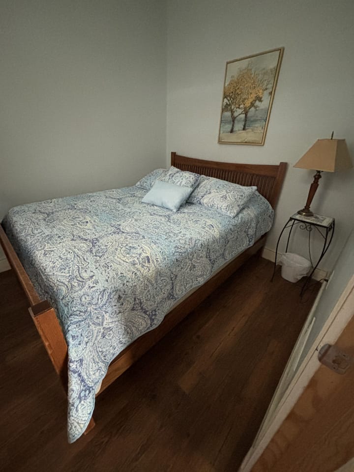 Hiki ni chumba cha kulala cha 3 kwenye ghorofa ya kati. kinaweza kufikiwa ingawa chumba cha kufulia kwenye ghorofa ya kati mbali na sebule. Ni chumba cha kujitegemea zaidi, kwa wale wanaopenda kujitenga