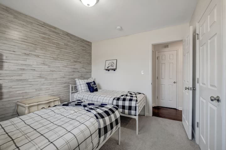 Guest Room: Your comfort corner awaits: Guest room with ample closet space, just a step away from the half bath.  

#StayOrganizedAndRelaxed