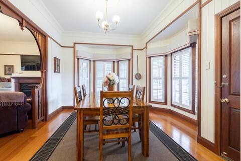 Toowoomba CBD, sleeps 8, opposite Queens Park.