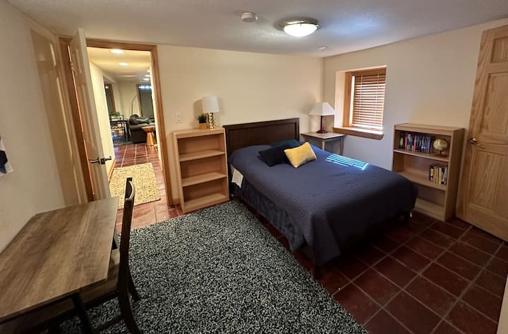 这间客房配有一张双人床，有自己的工作空间，还提供个人物品和衣物存放空间。