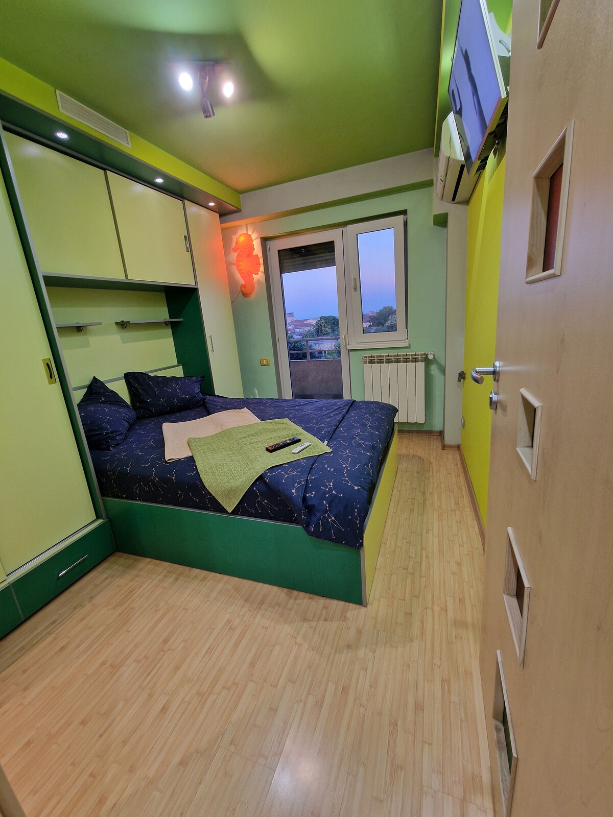 Chambre n ° 1 (D1) 2/1,60 m, avec draps et serviettes de lit modernes, armoires, stores électriques et la porte et la fenêtre donnant sur la grande terrasse privée.