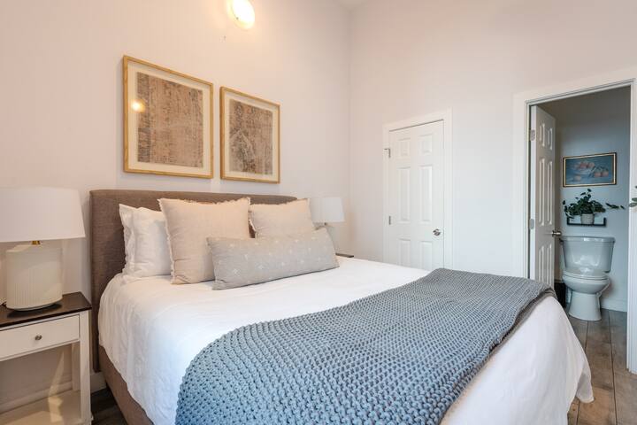 4 Chic Apartments Steps from Old Town: Sleep 24 gallery image 5