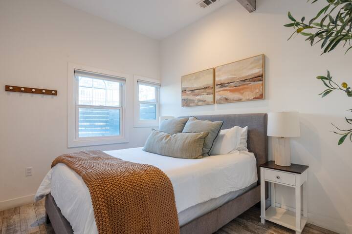 4 Chic Apartments Steps from Old Town: Sleep 24 gallery image 3