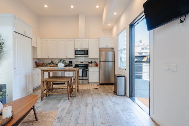 4 Chic Apartments Steps from Old Town: Sleep 24