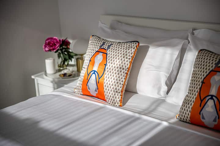 Quiet bedroom details set the tone for a relaxed stay above central Sydney. Spend the day discovering Hyde Park, St Mary’s Cathedral and the Art Gallery of NSW, then return to a peaceful space above the streets below.
