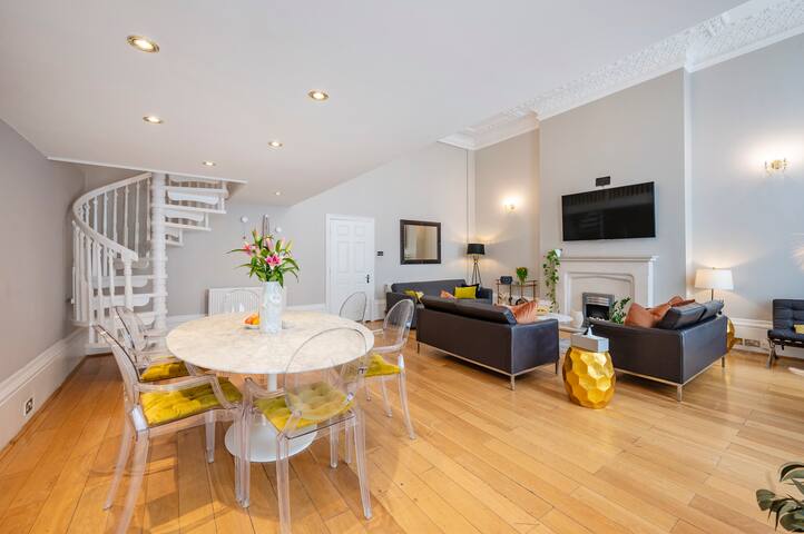 Large Luxury Hyde Park Apartment with Balcony gallery image 3