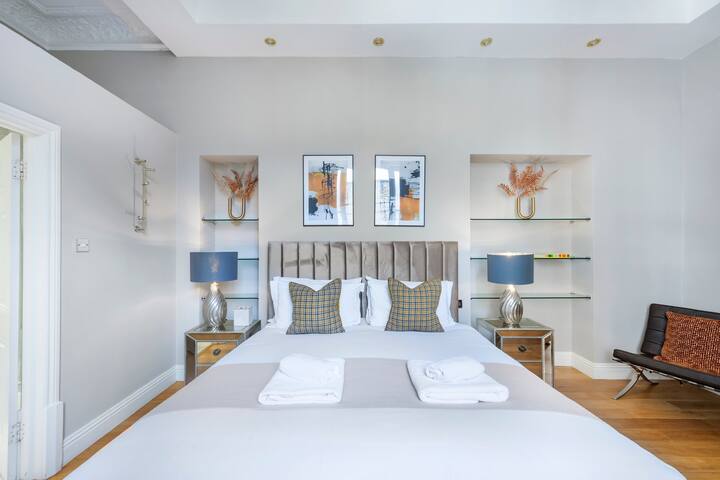 Large Luxury Hyde Park Apartment with Balcony gallery image 4