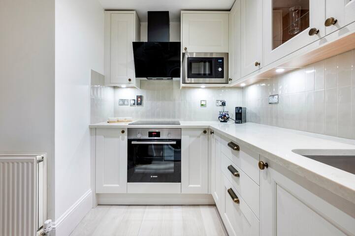 Large Luxury Hyde Park Apartment with Balcony gallery image 5