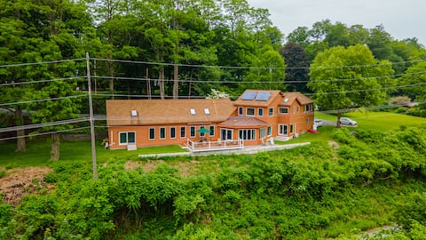 Spacious Brattleboro home on river, walk to town