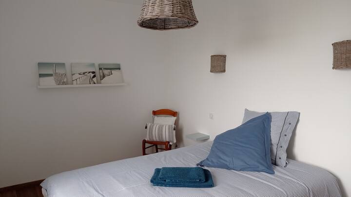 海边房间。美丽的海景和卡洛岛。
每位房客两个枕头和两条毛巾（浴巾和毛巾）。
床上有6个储物抽屉。 镜子后面的衣柜。