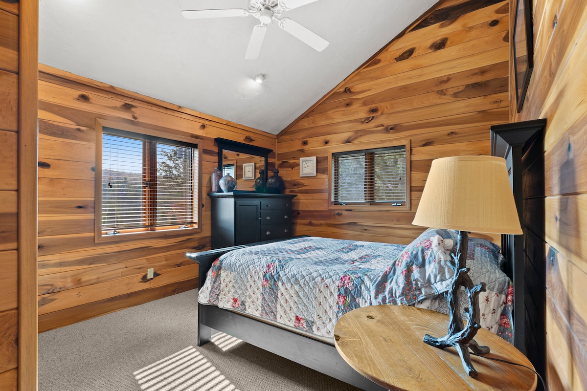 تحتوي غرفة النوم 3 على سرير بحجم كوين وخزانة وإطلالات على الفناء الأمامي. 