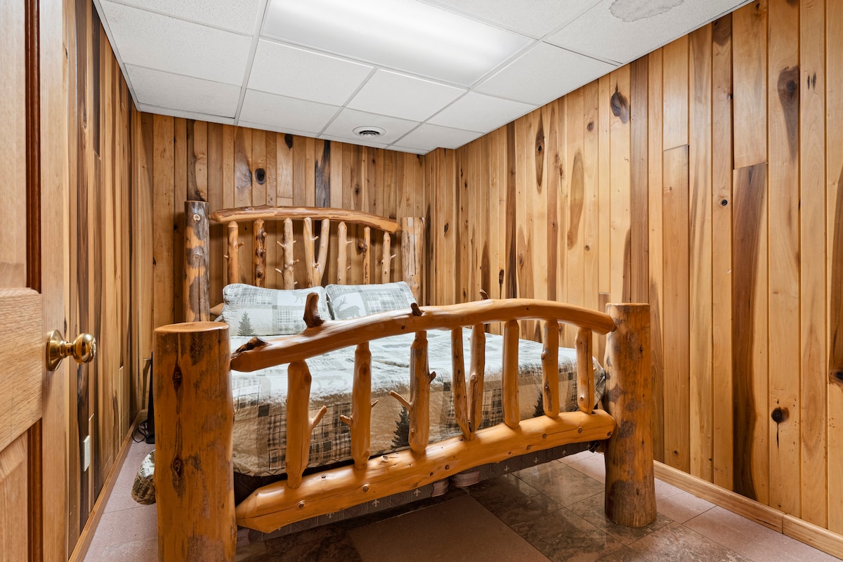 تقع غرفة النوم السادسة في الطابق الرئيسي. يحتوي على سرير بحجم وسط