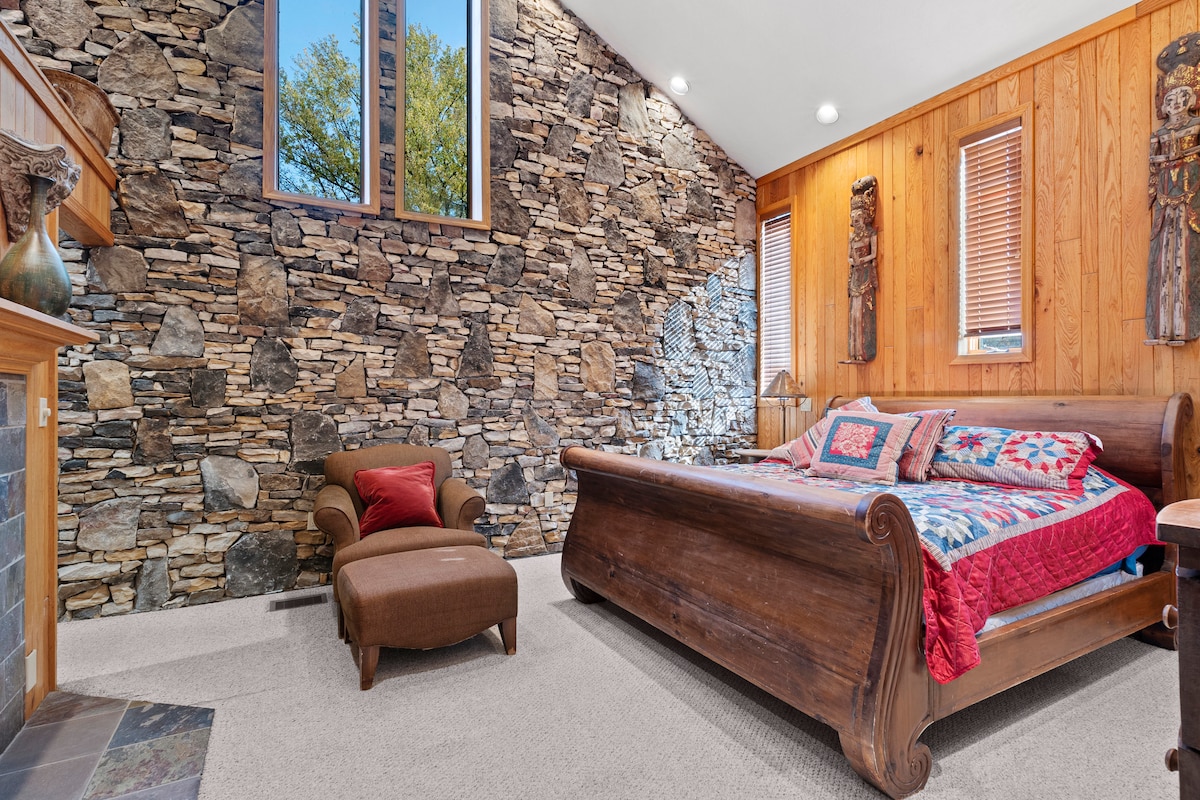 يوجد جدار حجري جميل من الأرض إلى السقف وكرسي عثماني في الغرفة الرئيسية.