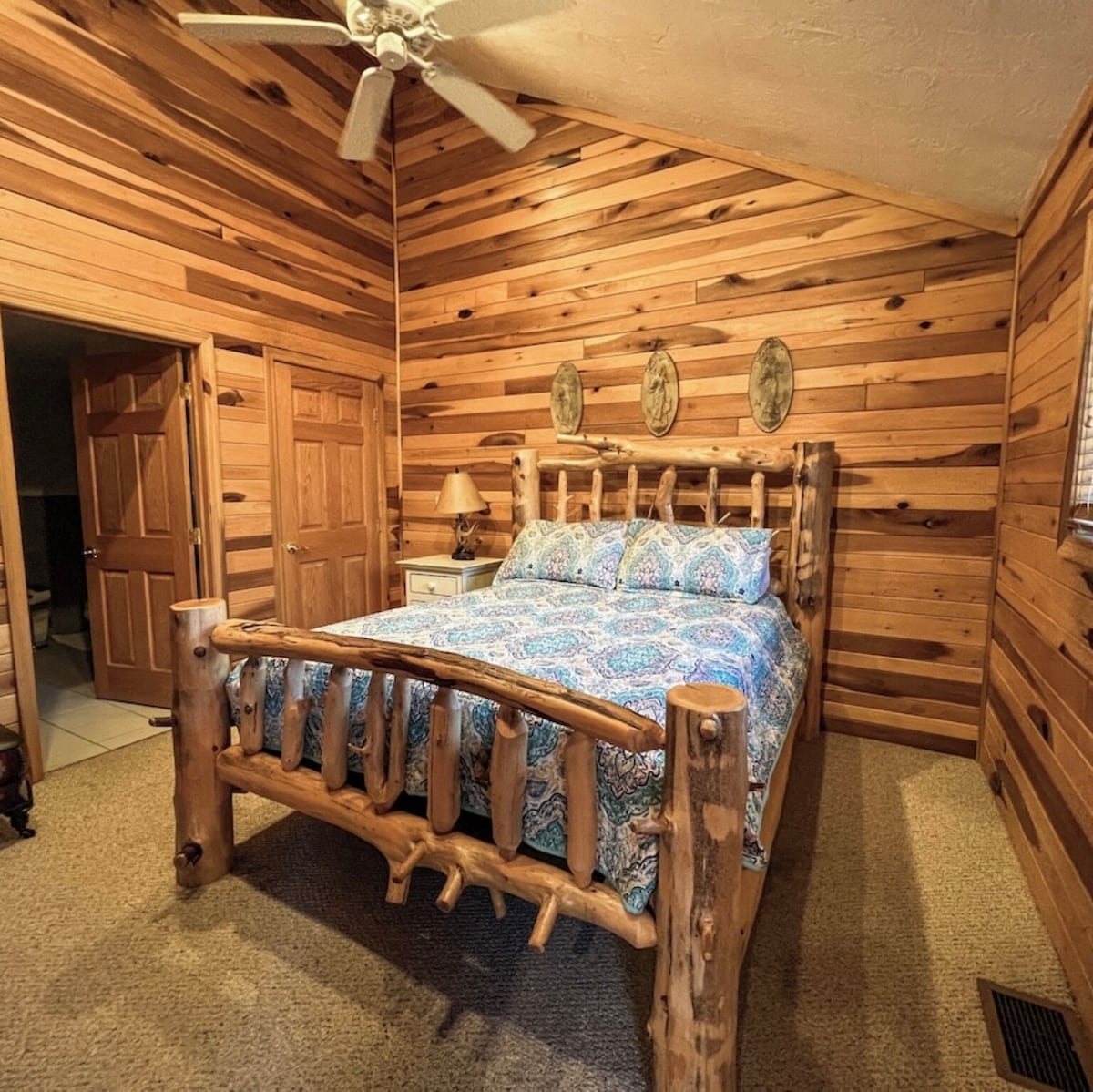 تحتوي غرفة النوم 4 على سرير بحجم كوين وخزانة وحمام كامل وإطلالات على الفناء الخلفي.