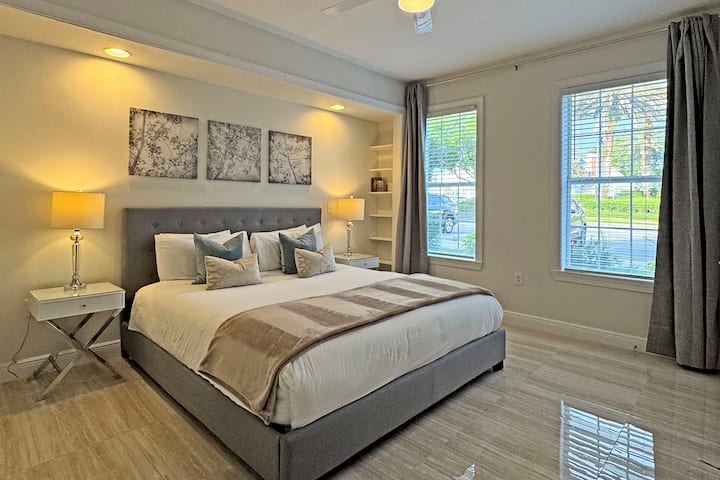 La grande 2ème chambre principale dispose d'un lit king-size avec des draps de la plus haute qualité