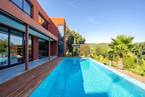 Design house with pool, cinema, gym and barbecue