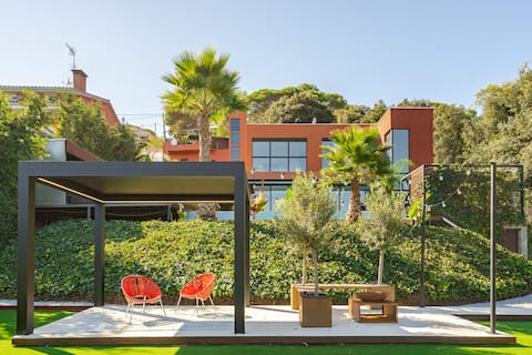 Design house with pool, cinema, gym and barbecue