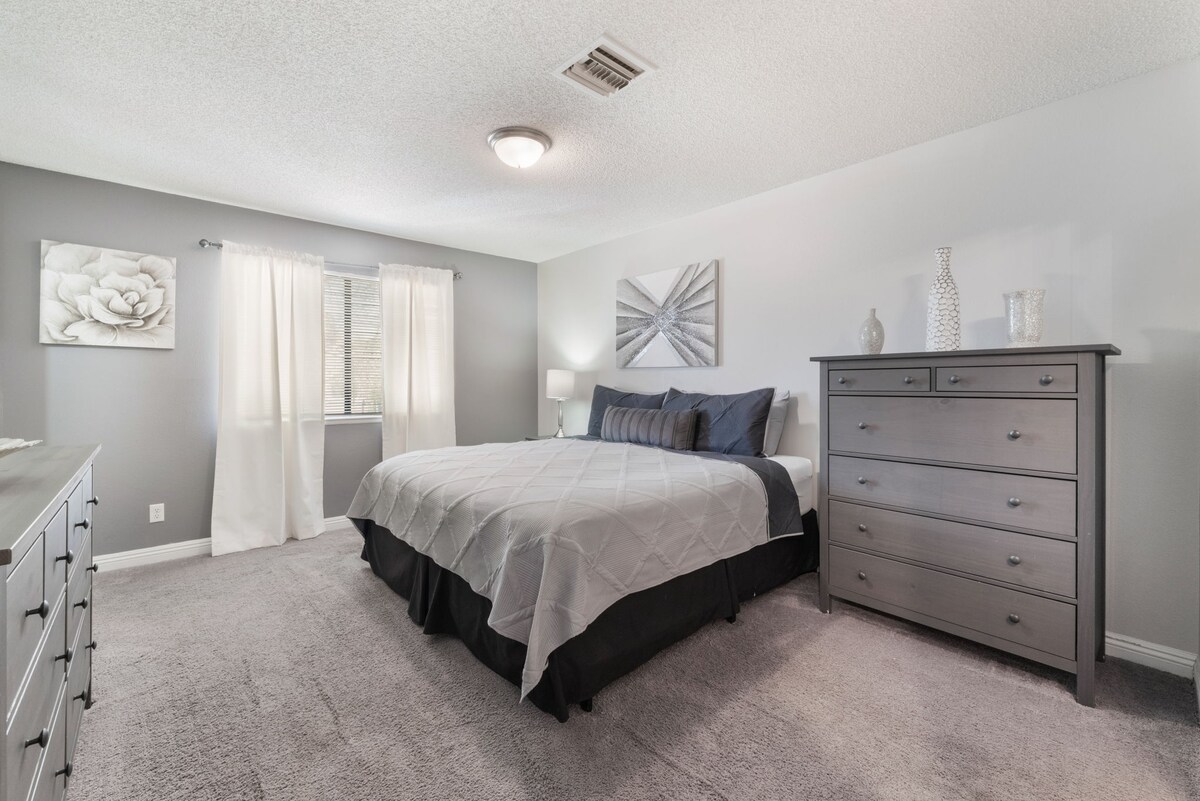 חדר שינה קינג עם חדר רחצה ושירותים ואמבטיה (: