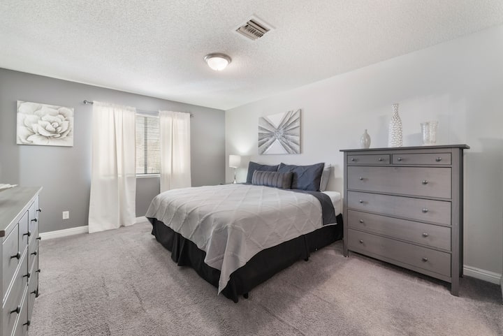 ห้องนอนคิงไซส์พร้อมห้องน้ำและอ่างอาบน้ำเต็มรูปแบบ (: