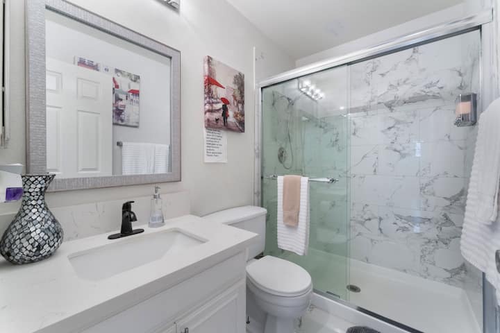 ห้องน้ำแยกต่างหากพร้อมฝักบัวสำหรับห้องควีนไซส์ (: 