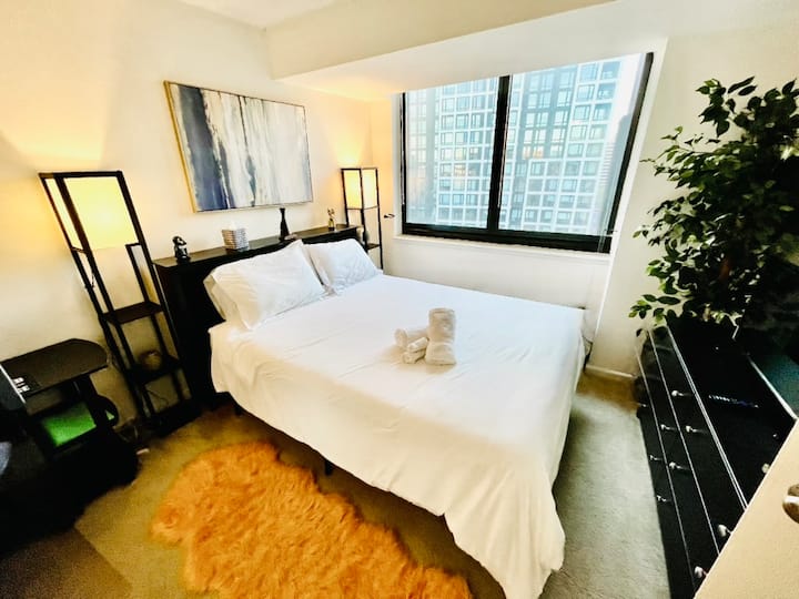 Opustite se u udobnom bračnom krevetu, uživajte u pametnom televizoru i učinkovito radite za opremljenim radnim stolom. Iz velikih prozora pruža se zadivljujući pogled na grad. Rezervirajte odmah i uživajte u savršenom spoju udobnosti i produktivnosti!