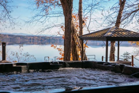 Chez Tintin et Molie (Lac Mégantic lakeside) + HOT TUB