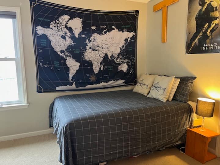 Ეს საძინებელი მდებარეობს მე-2 სართულზე და იზიარებს სააბაზანოს ბუნკერთან ერთად.  Ორადგილიან საწოლს სძინავს 2.