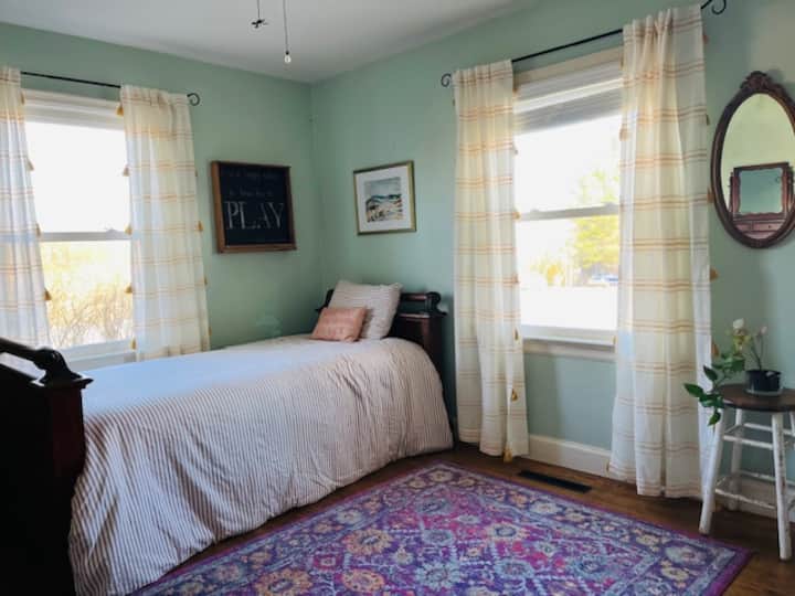 Სტუმრების საძინებელი დაბლა.  ეს არის დასაწოლი საწოლი, რომ 2 ტყუპი დაიძინოს 2. Ეს ჩვენი სათამაშო ოთახიც არის, ასე რომ, თუ ბავშვებს თან იქონიებთ, მათ ბევრი სათამაშო ექნებათ!