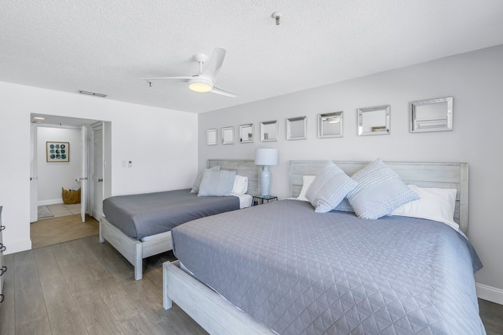 Chumba kikuu cha kulala kilicho na kitanda kimoja cha King na kitanda kimoja cha kifalme kilicho na bafu la chumba cha kulala