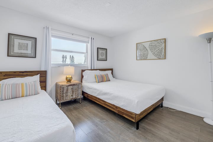 Chumba cha 2 cha kulala kilicho na kitanda kimoja cha kifalme na kitanda kimoja pacha kilicho na luva na mapazia yaliyozimwa