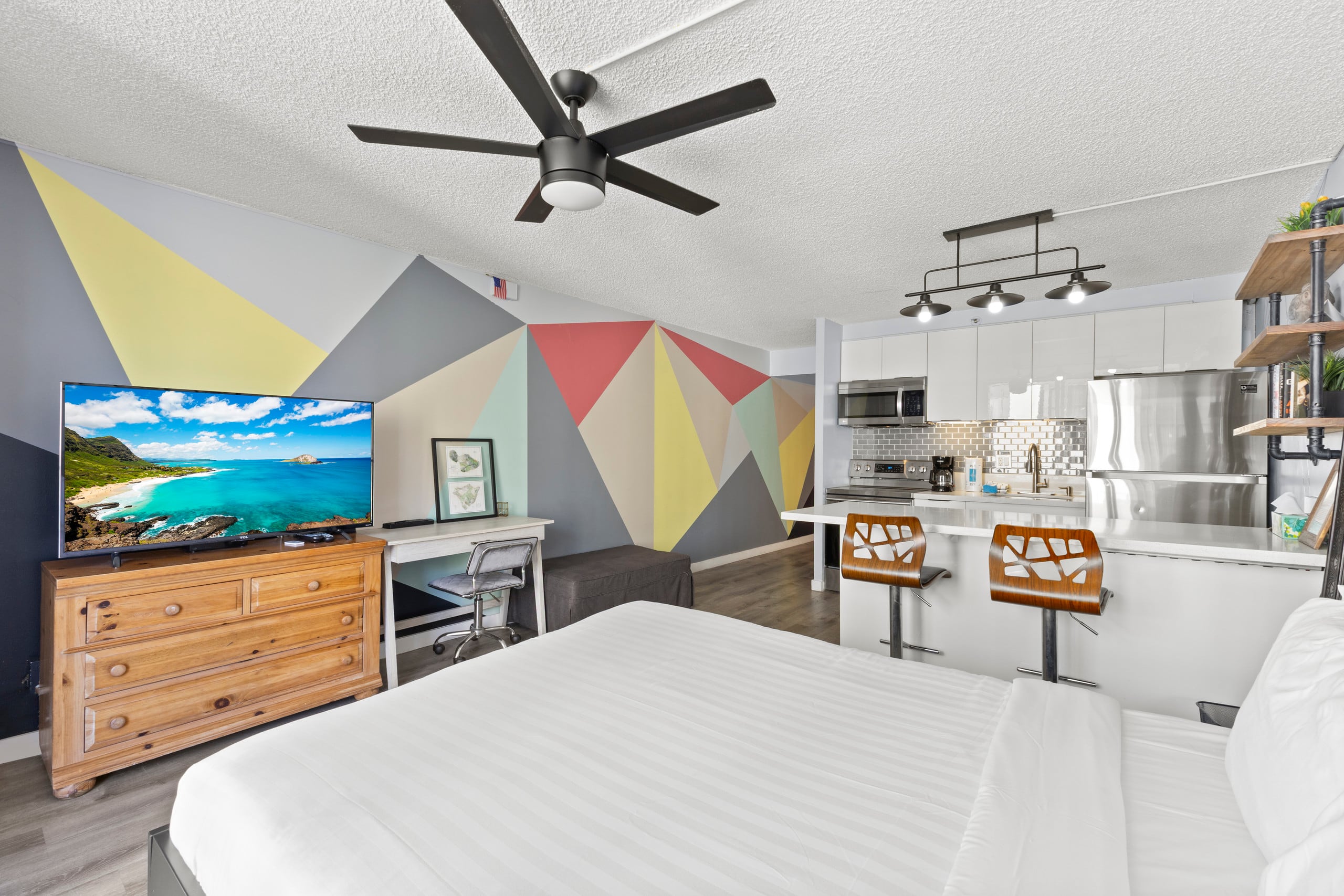 Condo in Honolulu · ★4.79 · 1 bedroom · 2 beds · 1 private bath - Image 11