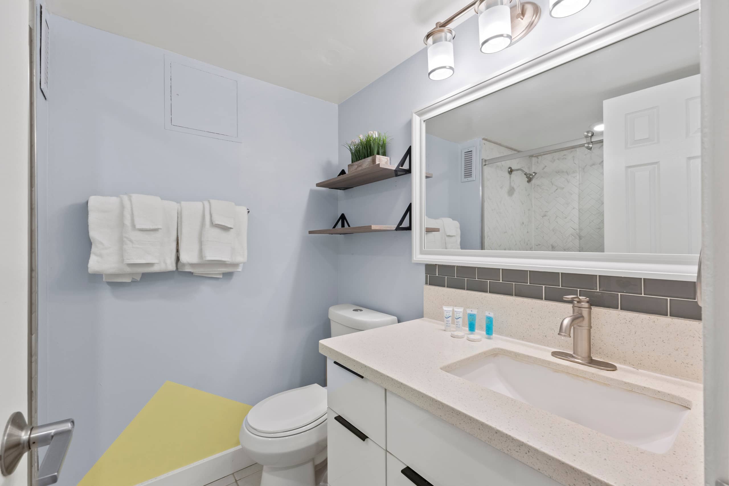 Condo in Honolulu · ★4.79 · 1 bedroom · 2 beds · 1 private bath - Image 13