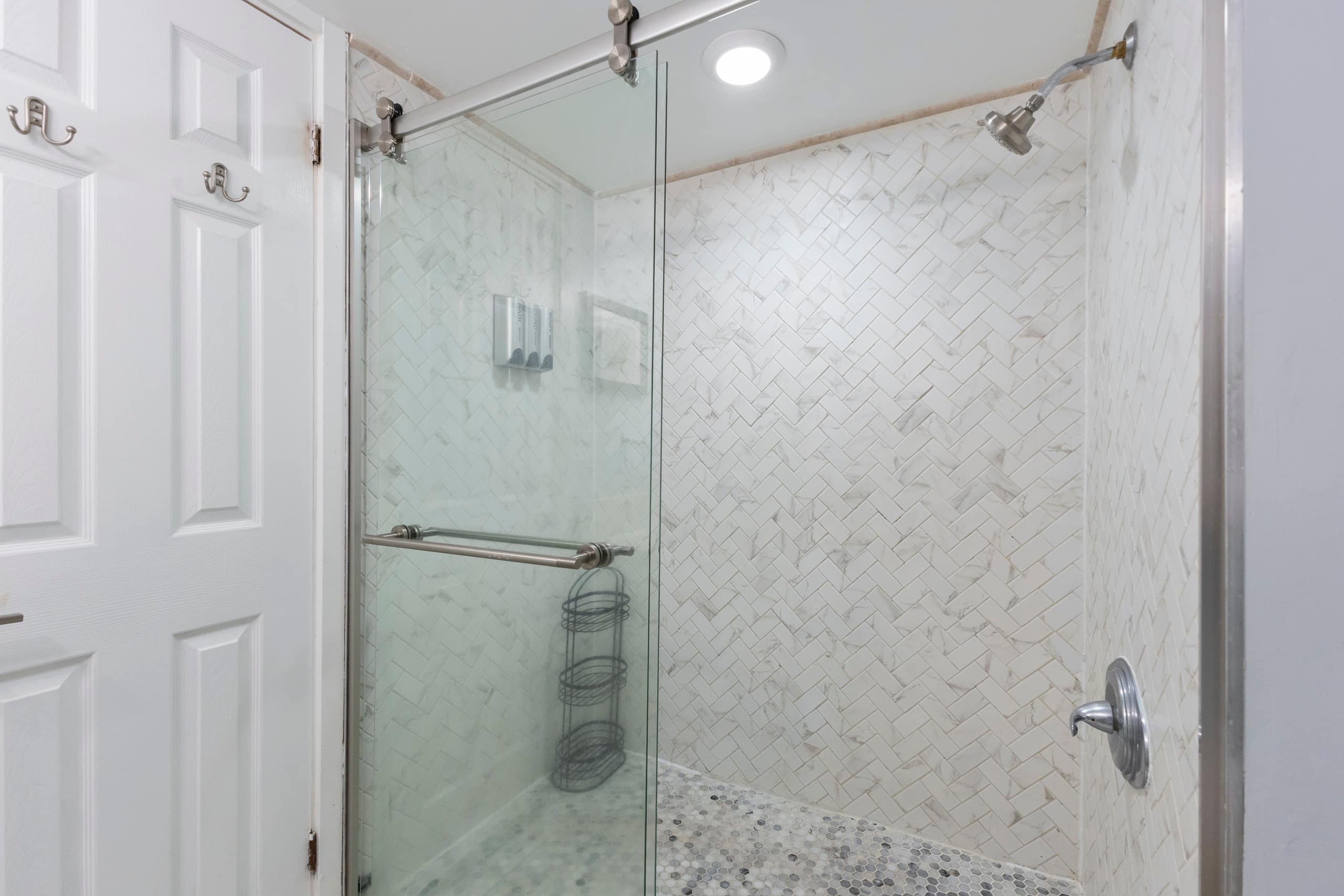 Condo in Honolulu · ★4.79 · 1 bedroom · 2 beds · 1 private bath - Image 12