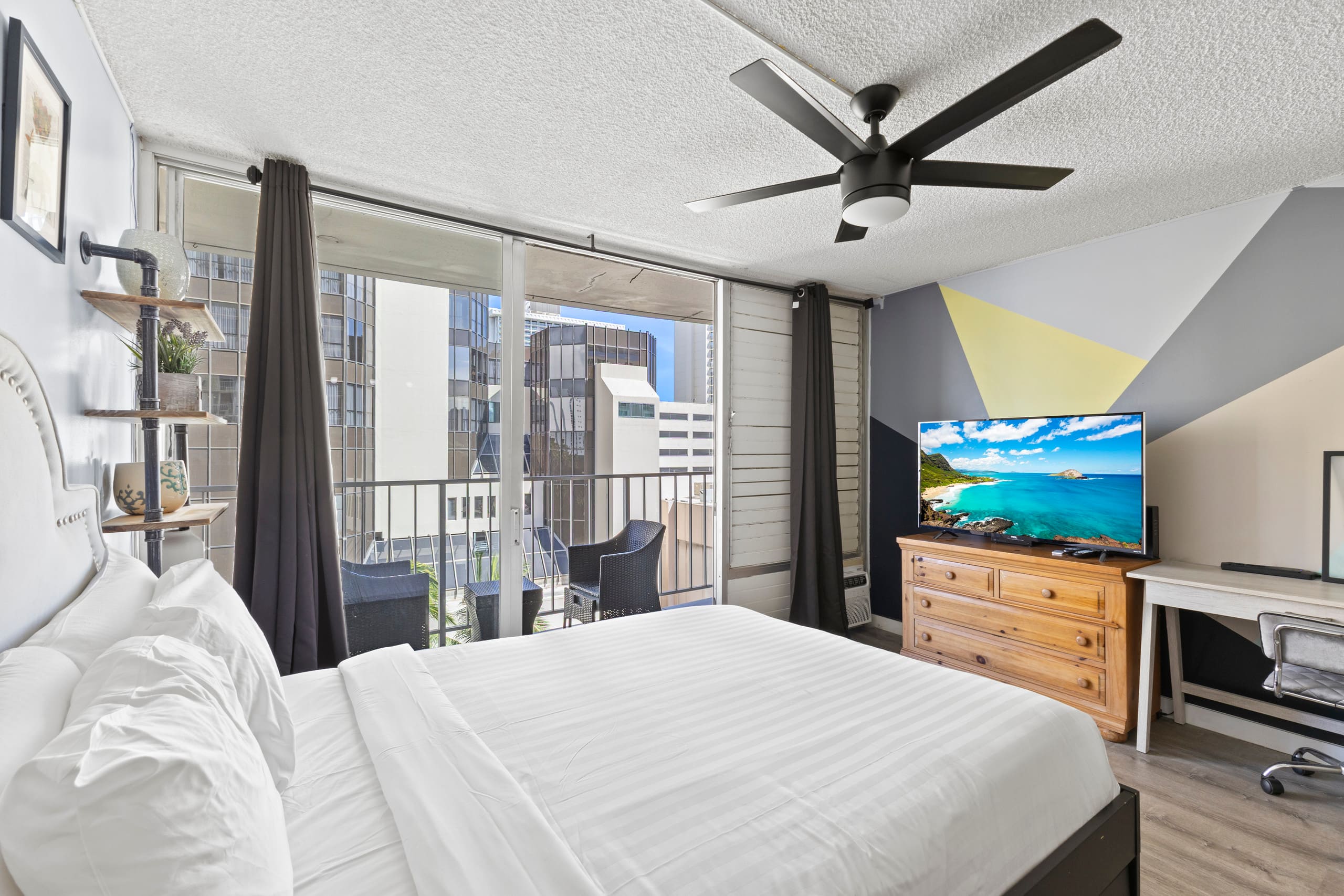 Condo in Honolulu · ★4.79 · 1 bedroom · 2 beds · 1 private bath - Image 10