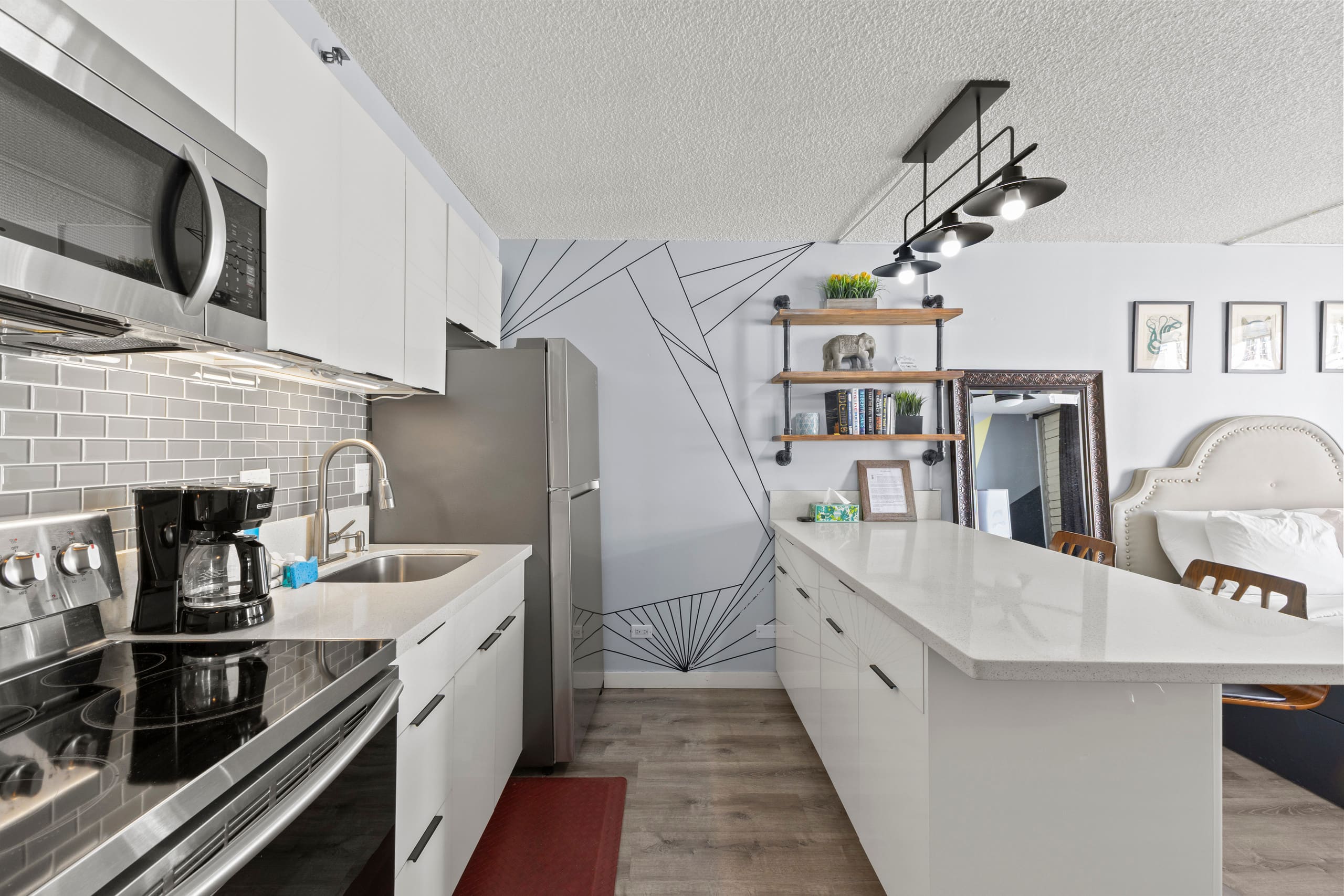 Condo in Honolulu · ★4.79 · 1 bedroom · 2 beds · 1 private bath - Image 4