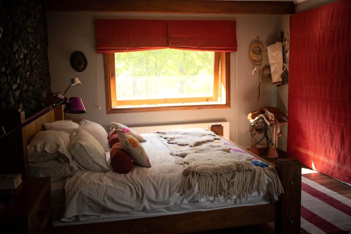 Главна спална соба со супер брачен кревет (широк 150-179 см) и со биро