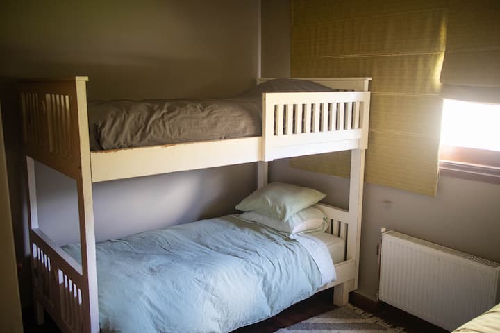 Спална соба со кревет на спрат и кревет на спуштање