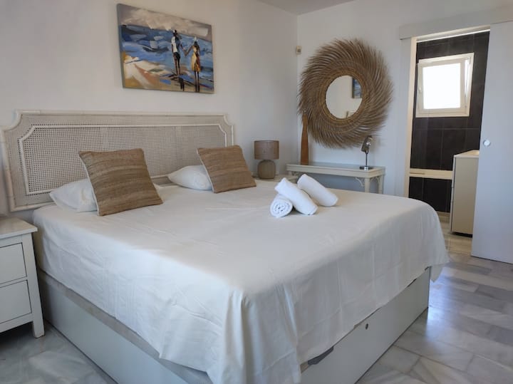 חדר שינה 1 עם חדר רחצה פרטי.


