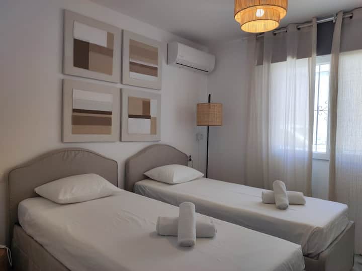 חדר שינה 3 עם שתי מיטות 90x200 ונקודת מים 