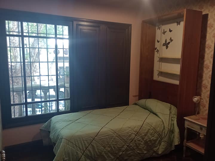 En esta habitación encontraras 1 cama simple, con mas privacidad que las camas del estar.