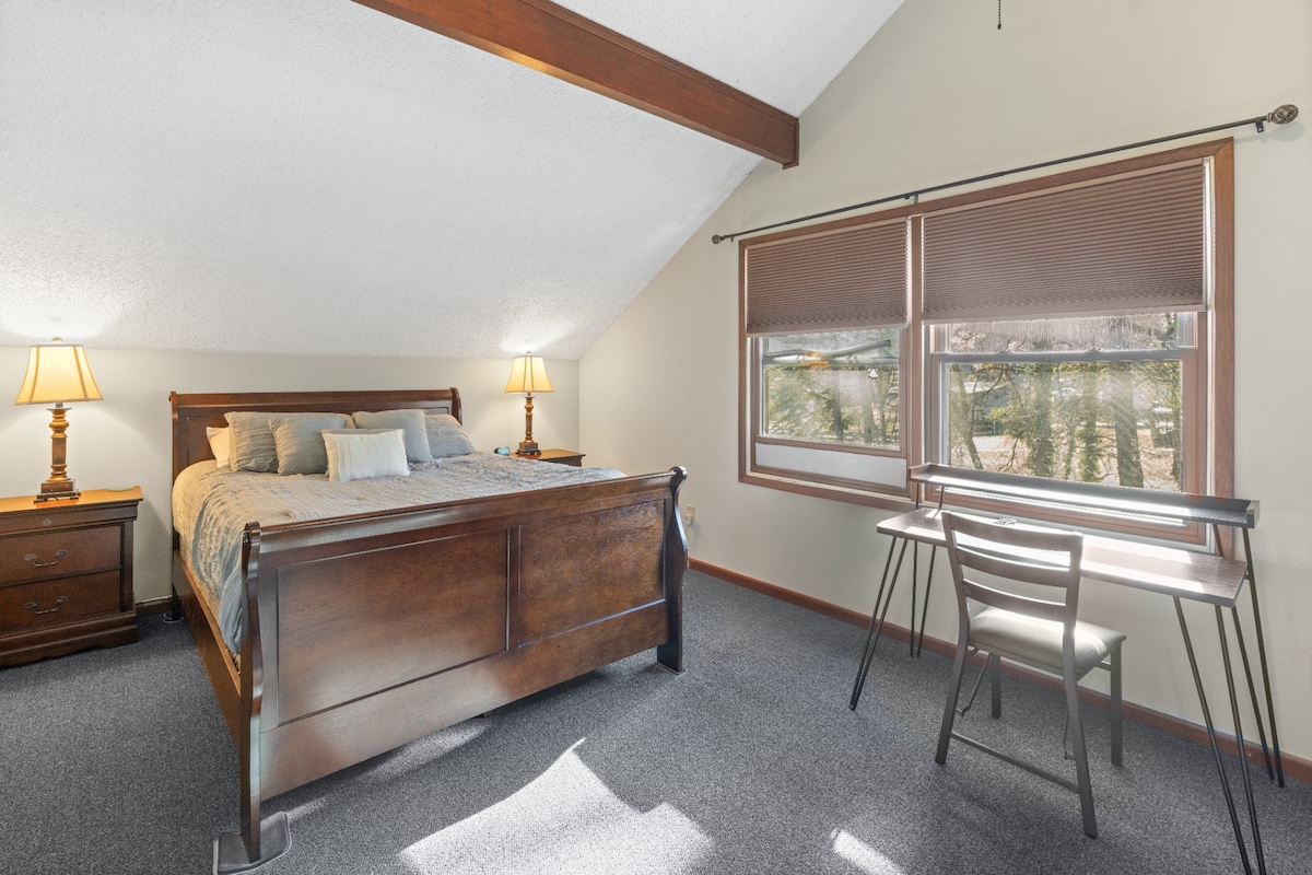 חדר שינה ראשי בקומה השנייה, ארון חדר שינה ראשי ואמבטיה מעודכנת עם חלל עבודה