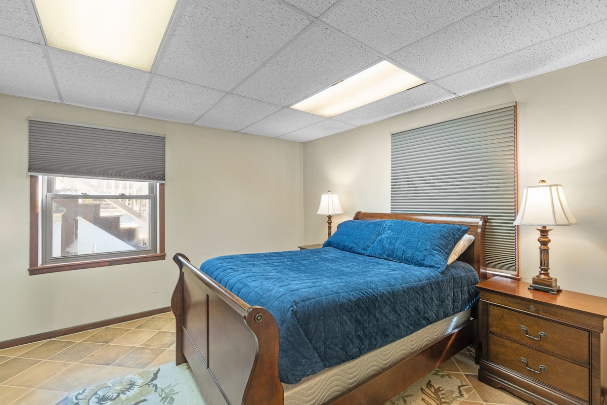 קומת קרקע/מפלס אגם: חדר שינה עם מרחב עבודה. (שולחן וכיסא) 
 מחוץ לחדר השינה הזה יש גם פינת ישיבה