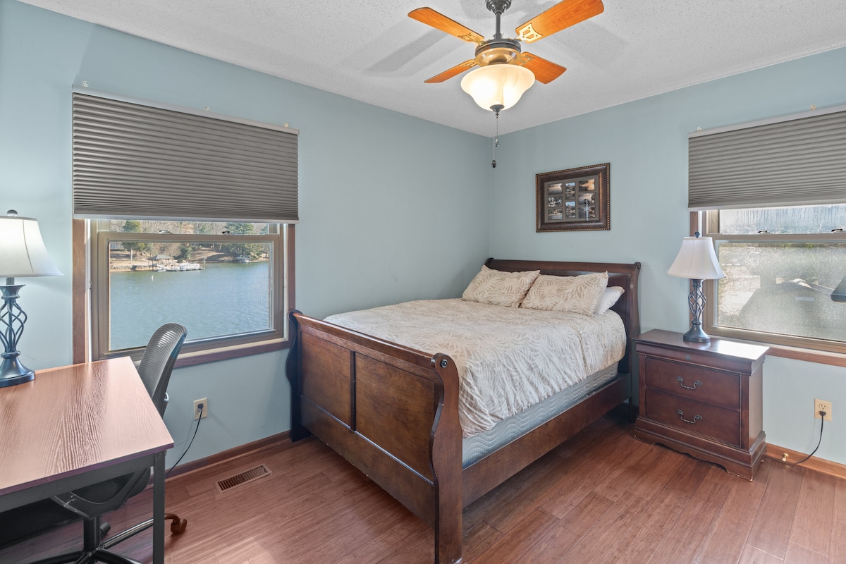 חדר שינה בקומה הראשונה עם מרחב עבודה ונוף לאגם