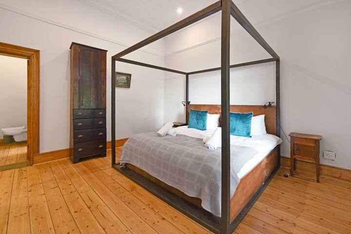 5 Bedroom, solar backup power, house with pool! gallery image 5