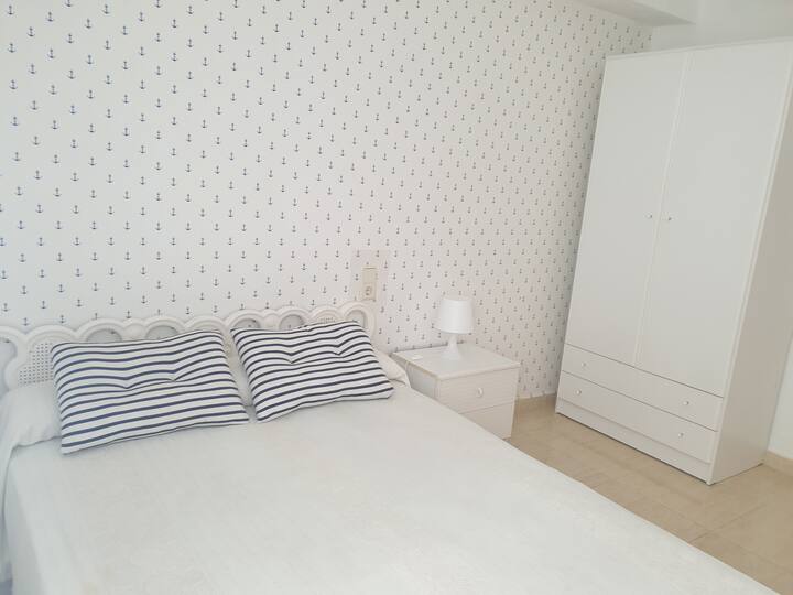 Miestnosť na námorníctve s výhľadom na promenádu