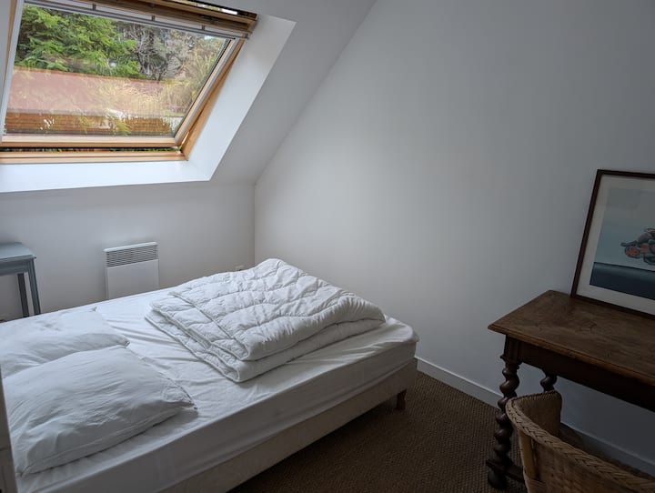 Спална соба 4 кат, брачен кревет (широк 140 см)